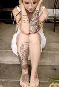 Mooie mooie vrouw handen en voeten tattoo foto's
