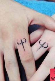çift dövme deseni: klasik parmak totem çift dövme deseni resmi