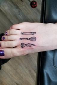 једноставна дјевојка за тетоважу на полеђини црне алате за тетоважу алата