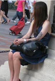 街拍美女时尚经典手臂个性纹身图片  图片