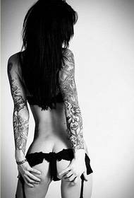Фотографија модне жене тетоважа узорка