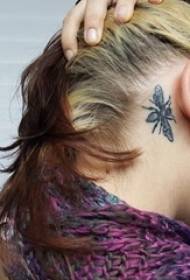 Moza de tatuaxe de abella pequena detrás da tatuaxe da abella negra