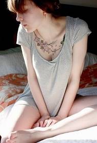 Foto van een mooie vrouw met een tatoeage op het bed