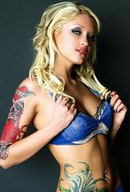 sexy vilinošs modes skaistums meitene tetovējums modelis attēlu