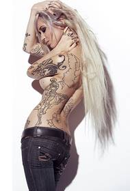 Bellezza naziunale sexy ritratti differenti di tatuaggi