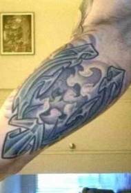Patrón de tatuaje tribal surrealista en el brazo