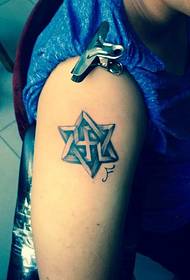 Pekný šesťcípy hviezdny tetovanie na veľkej ruke