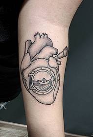 Patrón de tatuaje de corazón punzante de punto de brazo