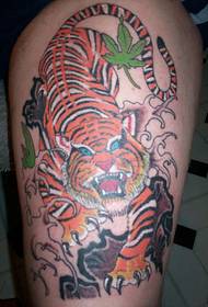 Наоружајте шарени узорак тигрова тетоваже