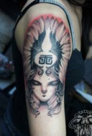 Retrato de braço feminino e padrão de tatuagem de personagem