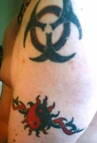 Arm yin och yang skvaller logotyp och totem tatuering mönster