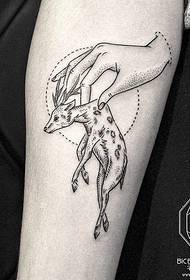 Arm point thorn hand deer personality tattoo tattoo pattern