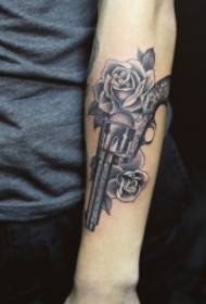 Mokhoa oa hau oa tattoo oa pistol rose arm