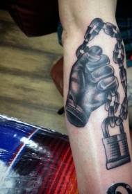 Neparasts melnas ķēdes slēdzenes tetovējuma modelis uz rokas