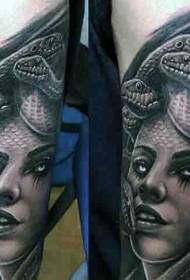 Potret lengan Medusa hitam dan putih dan pola tato ular realistis