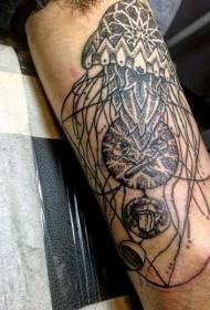 Vecās skolas rokas melnbalto dzeloņu medūzu tetovējums