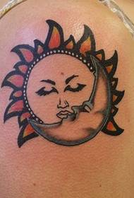 Sun totem-tatoeëring op die groot arm