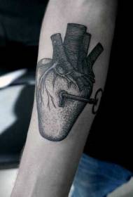 Rameno čierny vztyčený srdcový zámok s kľúčovým vzorom tetovania