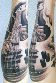 Besoa apainduta, zuri-beltzeko baxua gitarra tatuaje ereduarekin
