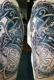 Brazo pintado a mano estilo celta dragon totem tattoo pattern