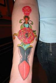 手臂超现实的红玫瑰匕首纹身图案