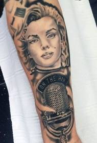 Arm Marilyn Monroe-portret met 'n mikrofoon-tatoo-patroon