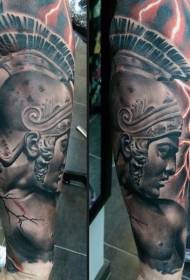 Veľmi nádherná socha bojovníka s tetovacím vzorom ramena blesku