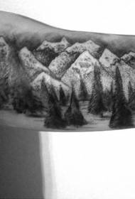 Bellissimo modello di tatuaggio con foresta nera e braccio di montagna