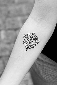 Padrão pequeno de tatuagem de van Gogh no braço pequeno da menina