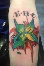 Kolor tatuażu na ramieniu przedstawiający mały tatuaż świeżej rośliny