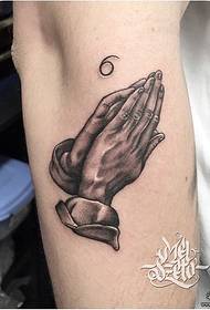 Brazo pequeño oración mano negro gris tatuaje patrón