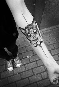 Patró de gat de tatuatge en estil de ploma de braç