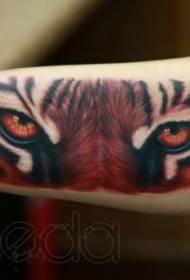 Realistisch tijgeroog geschilderd tattoo-patroon aan de binnenkant van de arm