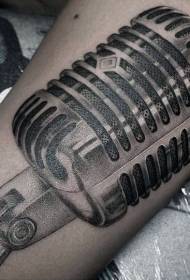 Nydelig svart realistisk mikrofonarm tatoveringsmønster