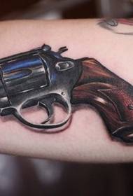 un tatouage de pistolet sur le bras
