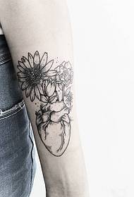 Malé rameno bod kvetinové srdce európske a americké tetovanie vzor