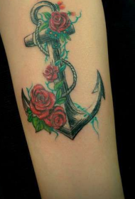 Modello tatuaggio braccio dipinto di ancoraggio rosa