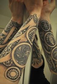 Diseños redondos de tatuajes de brazo de tótem diferentes