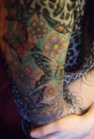 Vlinder en blomkleurige blomme arm tattoo patroon