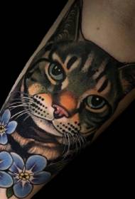 腕猫の新しい学校は、タトゥーパターンを描いた