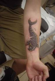 Bracciu nero koi pesci di tatuaggi di persunale
