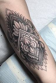 Tatuaje de tatuaxe de punto gris negro de vainilla de brazo negro