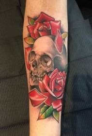 Ruka u boji tetovaža cvijet tetovaža crno-bijela slika lubanje tetovaža