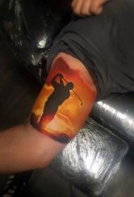 手臂彩色高爾夫球手與日落紋身圖案