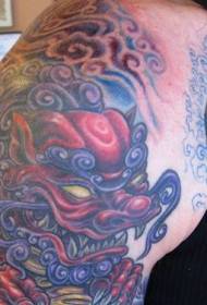 Modellu di tatuatu di leone di culore di bracciu