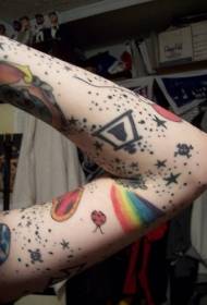Braccio di stelle nere e coccinelle colorate dipinte a tatuaggio