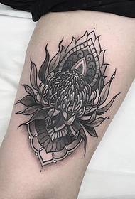 Stor arm krysantemum svart grå vaniljetatovering tatoveringsmønster