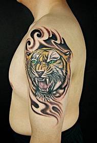 Un hermoso tatuaje de tigre cuesta abajo en el brazo grande