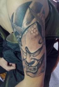 Patrón de tatuaje malvado de brazo grande