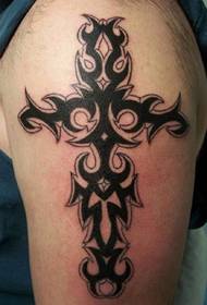 Tatuaxe tótem de cruz bastante clásica
